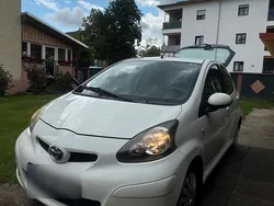 Weiß Gebraucht 2009 Toyota Aygo Kleinwagen | 2.500 € (Fairer Preis)