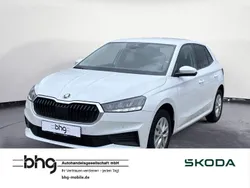 Moonweiß perleffekt/moonweiss metallic met. Gebraucht 2023 Skoda Fabia Ambition Limousine | 18.430 € (Etwas zu teuer)