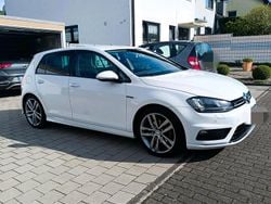 Weiß Gebraucht 2025 VW Golf VIII LOUNGE Kleinwagen | 15.990 €