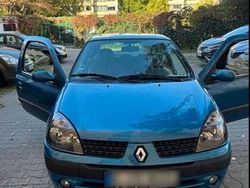 Blau Gebraucht 2001 Renault Clio II Kleinwagen | 1.850 € (Etwas zu teuer)