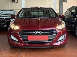 Rot Gebraucht 2016 Hyundai i30 Trend Limousine | 9.900 € (Fairer Preis)
