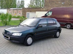Grün metallic Gebraucht 1995 Peugeot 306 Limousine | 2.000 €