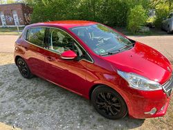 Rot Gebraucht 2015 Peugeot 208 Allure Kleinwagen | 7.800 € (Fairer Preis)