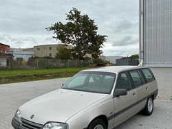 Beige Gebraucht 1989 Opel Omega Kombi | 5.550 €