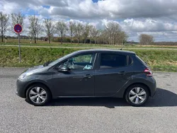 Grau Gebraucht 2014 Peugeot 208 Active Kleinwagen | 5.900 € (Fairer Preis)