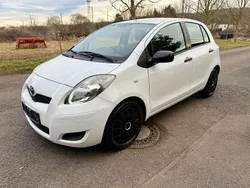 Weiß Gebraucht 2011 Toyota Yaris Cool Limousine | 6.999 € (Teuer)