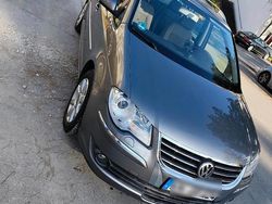 Grau Gebraucht 2007 VW Touran Van / Kleinbus | 6.000 € (Teuer)