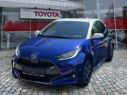 Blau / weiß (metallic) Gebraucht 2021 Toyota Yaris Hybrid Style Kleinwagen | 18.490 € (Fairer Preis)