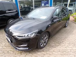 Obsidianschwarz metallic Gebraucht 2024 Ford Focus ST-Line Kombi | 32.490 € (Teuer)