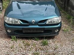 Grün Gebraucht 1996 Renault Mégane Coupé Coupé | 1.000 €