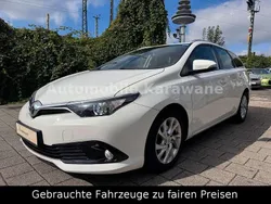 Weiß Gebraucht 2016 Toyota Auris Touring Sports Comfort Kombi | 8.900 € (Guter Preis)
