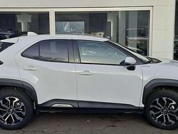 Schneeweiß Gebraucht 2023 Toyota Yaris Hybrid Team SUV | 23.990 € (Superpreis)