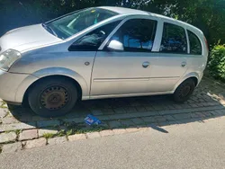 Grau Gebraucht 2005 Opel Meriva Van / Kleinbus | 1.500 € (Fairer Preis)