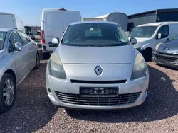 Platingrau Gebraucht 2011 Renault Scénic III Dynamique Van / Kleinbus | 1.790 € (Superpreis)