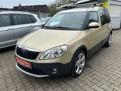 Safari beige metallic Gebraucht 2011 Skoda Roomster Scout Plus Edition Kombi | 7.499 € (Fairer Preis)