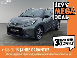 Cardamon green metallic/ night sky black Gebraucht 2023 Toyota Aygo Comfort Kleinwagen | 15.870 € (Guter Preis)
