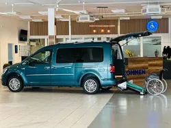 Grün Gebraucht 2017 VW Caddy Maxi Highline Van / Kleinbus | 39.900 €