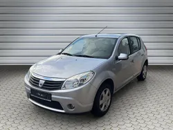 Grau Gebraucht 2011 Dacia Sandero Lauréate Kleinwagen | 1.990 € (Guter Preis)