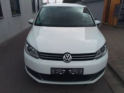 Weiß Gebraucht 2015 VW Touran Comfortline Van / Kleinbus | 5.900 €