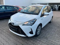 Weiß Gebraucht 2018 Toyota Yaris Hybrid Comfort Limousine | 11.995 € (Fairer Preis)