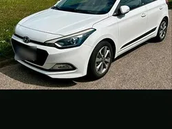 Weiß Gebraucht 2016 Hyundai i20 Kleinwagen | 9.700 €