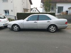 Silber Gebraucht 1999 Mercedes E320 Avantgarde Limousine | 2.500 €
