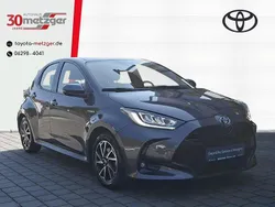 Grau Gebraucht 2021 Toyota Yaris Hybrid Limousine | 17.320 € (Fairer Preis)