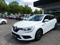 Weiß Gebraucht 2017 Renault Mégane IV Play Limousine | 11.990 € (Etwas zu teuer)
