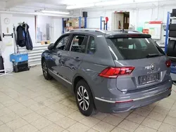 Grau (delfingrau metallic) Gebraucht 2021 VW Tiguan Active SUV | 27.476 € (Superpreis)