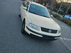 Gelb Gebraucht 2000 VW Passat Kombi | 250 €