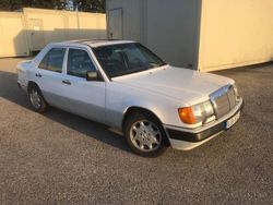 Weiß Gebraucht 1990 Mercedes E300 Limousine | 16.800 €