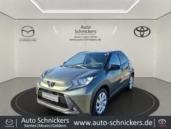 Cardamon green metallic/ night sky black Gebraucht 2022 Toyota Aygo Pulse Kleinwagen | 14.590 € (Fairer Preis)