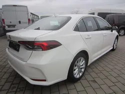 Weiß Gebraucht 2022 Toyota Corolla Comfort Limousine | 17.900 € (Fairer Preis)