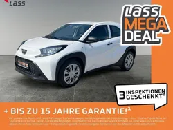 Weiß Gebraucht 2022 Toyota Aygo Kleinwagen | 9.979 €