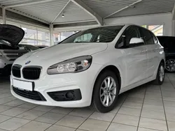 Weiß Gebraucht 2017 BMW 218 Active Tourer Basis Van / Kleinbus | 13.980 € (Fairer Preis)