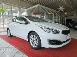 Weiß Gebraucht 2016 Kia Ceed Limousine | 11.900 € (Fairer Preis)