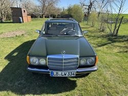 Grün Gebraucht 1982 Mercedes E230 Kombi | 17.000 €