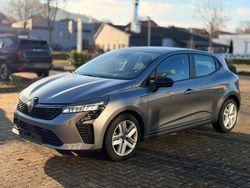 Grau Gebraucht 2024 Renault Clio V Evolution Kleinwagen | 16.700 € (Fairer Preis)