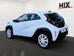 Schneeweiß Gebraucht 2022 Toyota Aygo Play Kleinwagen | 13.870 € (Fairer Preis)