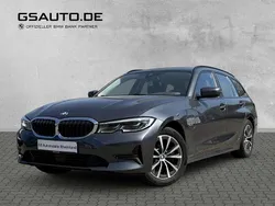 Mineralgrau metallic (grau) Gebraucht 2022 BMW 330e Sport Line Kombi | 30.500 € (Superpreis)