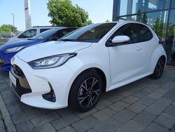 Weiß Gebraucht 2025 Toyota Yaris Hybrid Limousine | 23.990 € (Guter Preis)