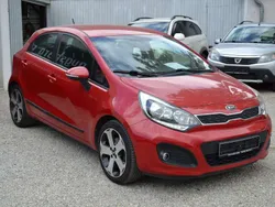 Signalrot met. Gebraucht 2013 Kia Rio Spirit Limousine | 7.999 € (Etwas zu teuer)