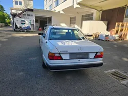 Weiß Gebraucht 1993 Mercedes E200 Limousine | 14.000 €