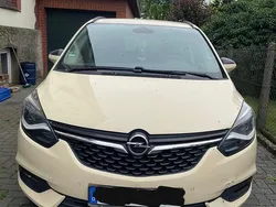 Gelb Gebraucht 2017 Opel Zafira Van / Kleinbus | 5.000 € (Etwas zu teuer)