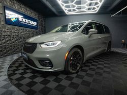 Grau Gebraucht 2022 Chrysler Pacifica Van / Kleinbus | 32.990 € (Guter Preis)