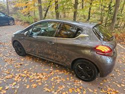 Grau Gebraucht 2015 Peugeot 208 Kleinwagen | 4.600 € (Fairer Preis)