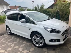 Weiß Gebraucht 2017 Ford S-MAX Titanium Van / Kleinbus | 22.900 € (Etwas zu teuer)