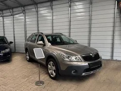 Grau Gebraucht 2011 Skoda Octavia Scout Kombi | 8.950 €