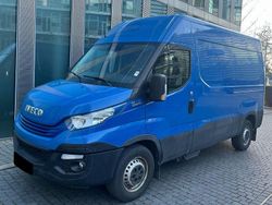 Blau Gebraucht 2018 Iveco Daily Van / Kleinbus | 10.999 €