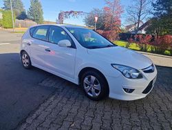 Weiß Gebraucht 2012 Hyundai i30 Edition Limousine | 5.495 € (Fairer Preis)